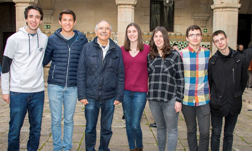 Imatge dels sis joves tarragonins seleccionats amb el coordinador Francesc Díaz. La cambrilenca Laia Pomar és la tercera per la dreta