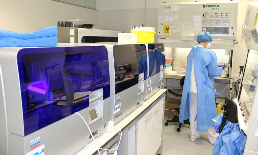 Imatge del laboratori de l'Hospital Joan XXIII de Tarragona on s'analitzen les proves PCR de covid-19 i que incorpora nova maquinària