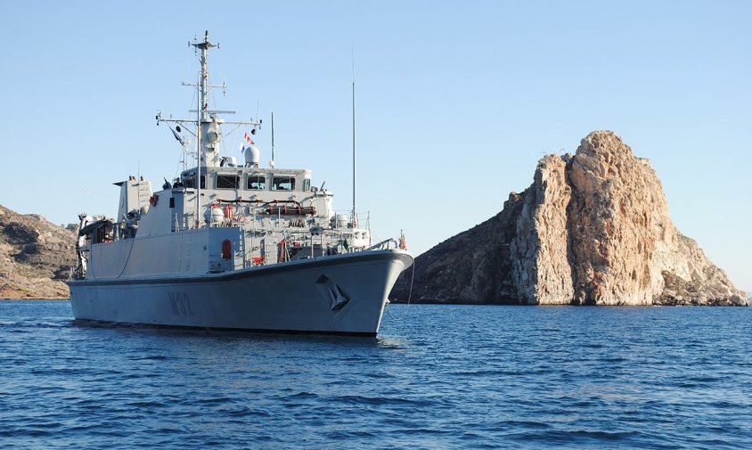 Imatge d'un dels vaixells de l'Armada espanyola que està realitzant les tasques de recerca