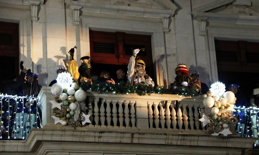 Imatge dels Reis Mags d'Orient amb les claus de la ciutat a la mà, al balcó de l'Ajuntament de Reus, el 5 de gener d'enguany
