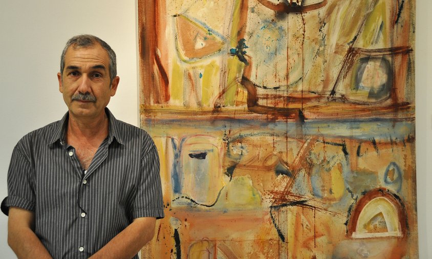 Kamal Sultan al costat d'una obra seva que formava part d'una exposició al Centre Cultural, fa uns anys