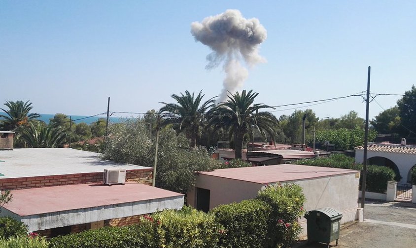 Imatge del fum que va provocar la segona explosió d'Alcanar