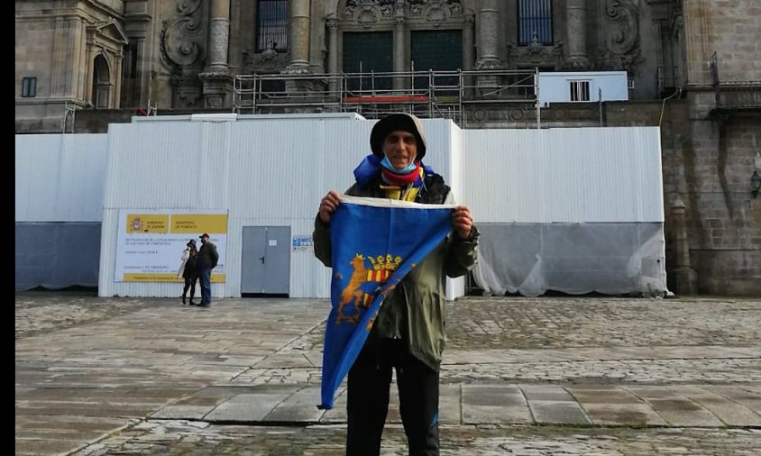 Joan Gómez amb la bandera de Cambrils a la plaça de l'Obradoiro de Santiago de Compostel·la