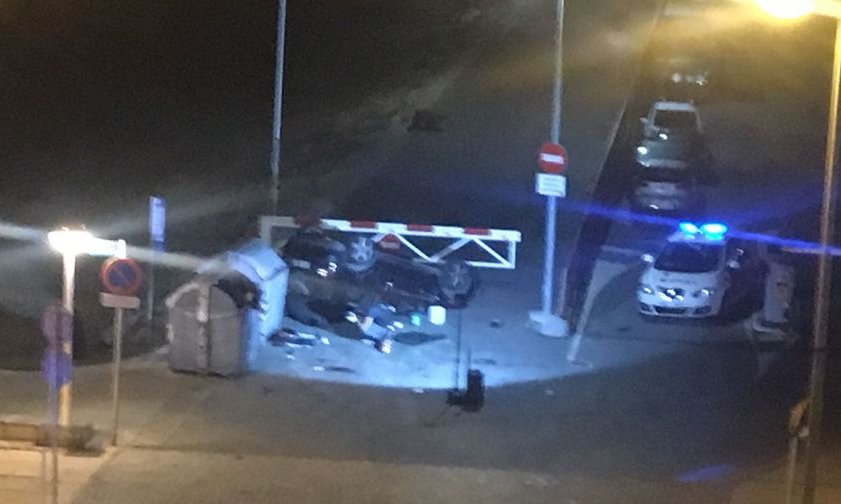 Vehicle en el que viatjaven els cinc gihadistes, bolcat al costat del Club Nàutic, la nit del 18-A