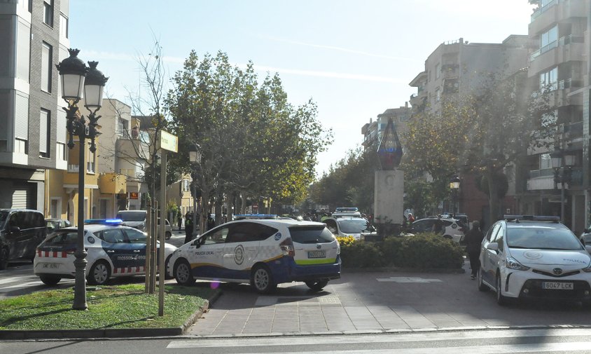 Ampli desplegament policial, ahir al migdia, a l'avinguda de Josep Vidal i Barraquer