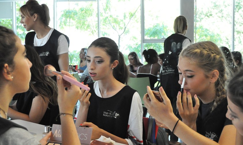 Imatge d'un taller de maquillatge impartit a l'Ateneu Juvenil, el juliol de 2019