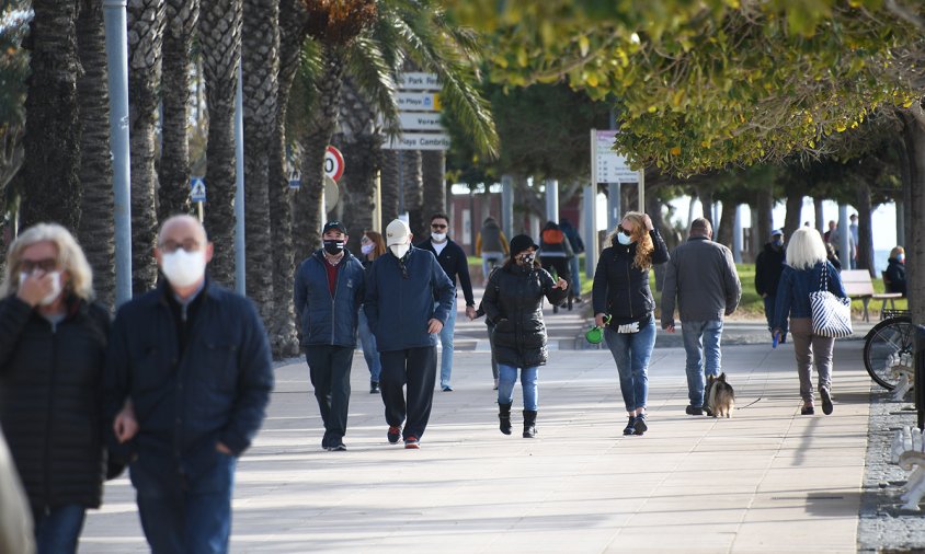 Gent passejant per la façana litoral cambrilenca, aquest passat diumenge al matí
