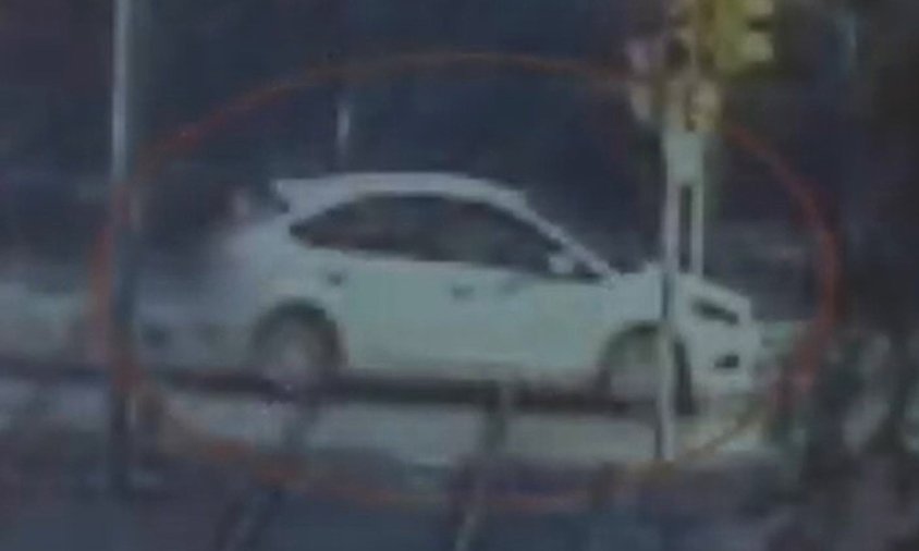 Captura de pantalla en què es veu el cotxe en què en Younes Abouyaaqoub va fugir després de l'atropellament a la Rambla i després d'assassinar el propietari