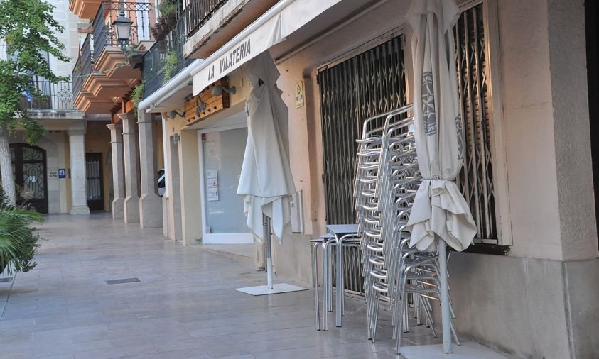 Imatge de terrasses tancades a la plaça de la Vila