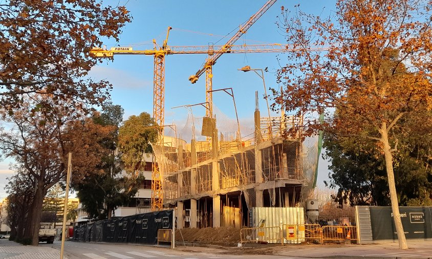 Bloc de pisos en construcció a tocar de l'Ateneu Juvenil