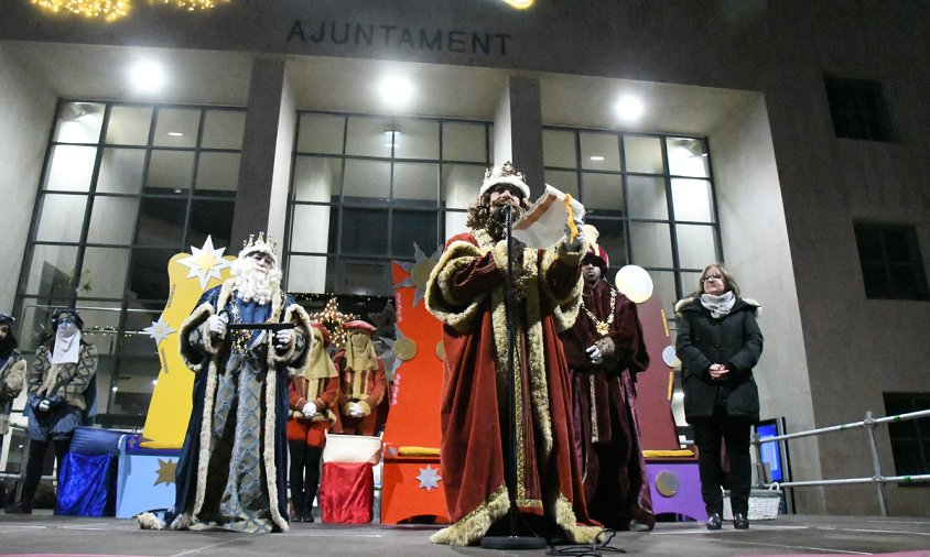 Imatge de l'arribada de Ses Majestats els Reis Mags d'Orient, a la plaça de l'Ajuntament de Cambrils, l'any passat