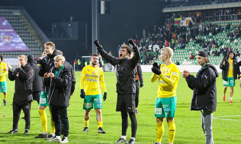 Jordi Aluja celebra efusivament l'ascens del seu equip, el KTP Kotka, a la Primera Divisió de Finlàndia