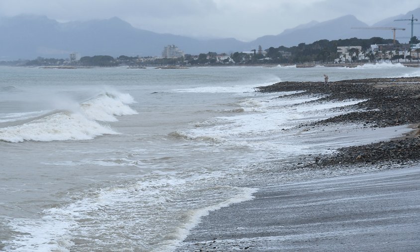 Efectes del temporal a la platja de la desembocadura de la riera d'Alforja, ahir al matí