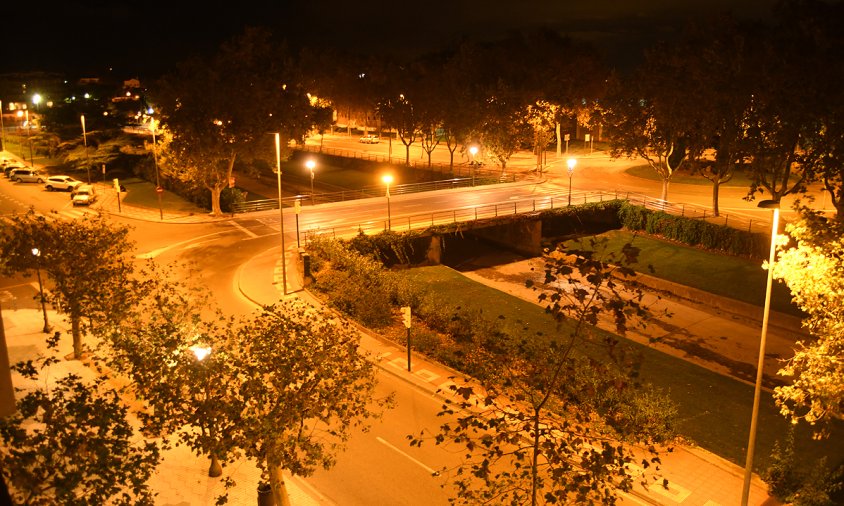 Imatge d'un tram de la riera d'Alforja il·luminada en una franja nocturna