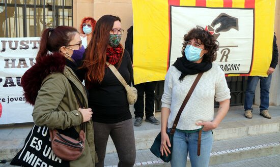 Sara Estalella (a la dreta), encausada per la vaga general del 21-F de 2019 a Tarragona, davant els jutjats, aquest matí