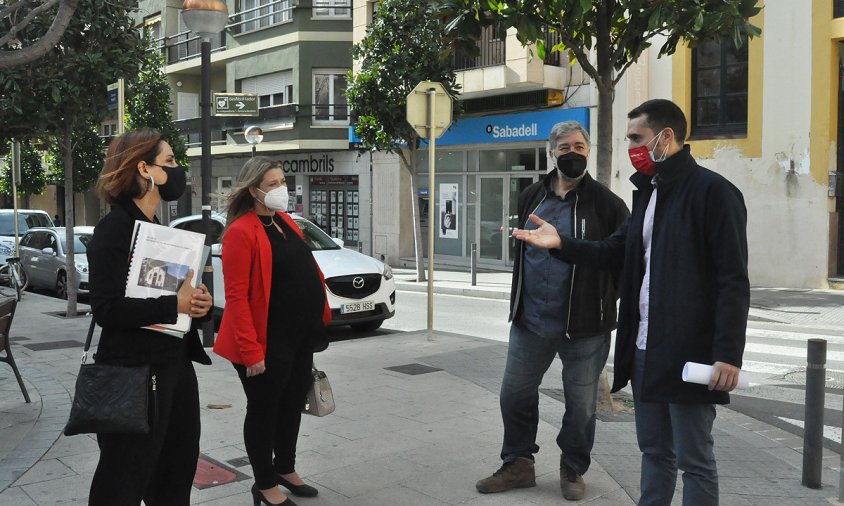 Un moment de la trobada, ahir al migdia, davant del Mercat Municipal de la Vila. D'esquerra a dreta: Ana López, Íngrid Duch, Josep M. Vallès i Alberto Bondesio