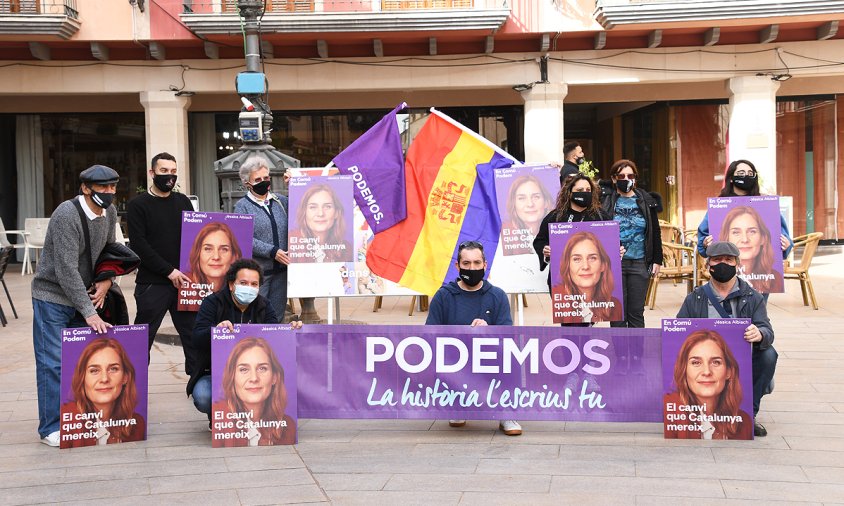 Militància de Podem Cambrils, ahir, a la plaça de la Vila