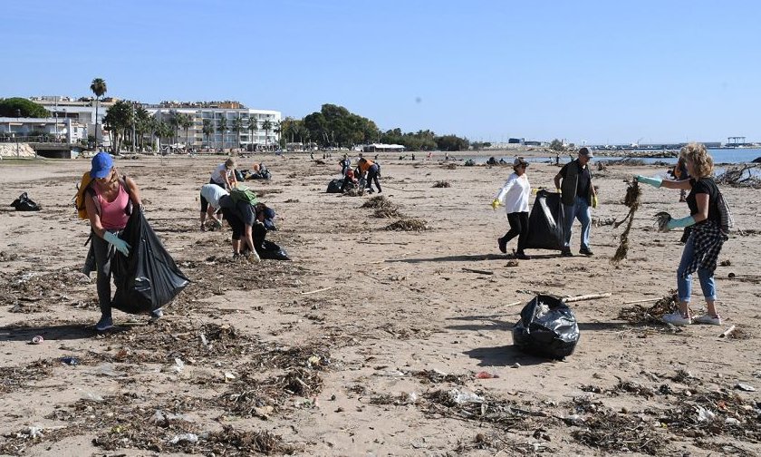 Grups de voluntaris fent neteja de la platja d'Horta de Santa Maria, a finals d'octubre de 2019