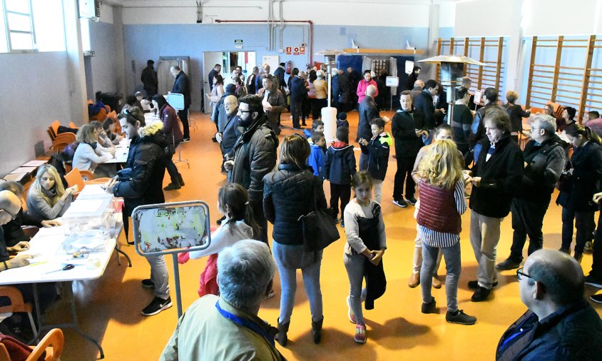 Gent al col·legi electoral de l'escola Guillem Fortuny, a les eleccions generals del 10 de novembre de 2019