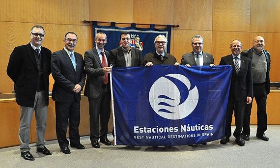 Representants de les Estacions Nàutiques i els alcaldes de les quatre poblacions, després de la signatura del conveni a la sala de plens de l'Ajuntament de Cambrils
