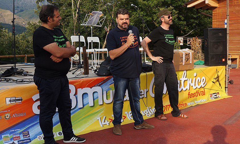 D'esquerra a dreta, els tres companys que han dut a terme la vaga de fam: Mario Sanna, Òscar Ramírez i Bartolomeo Smaldone, en una imatge de juliol de 2017 a Amatrice