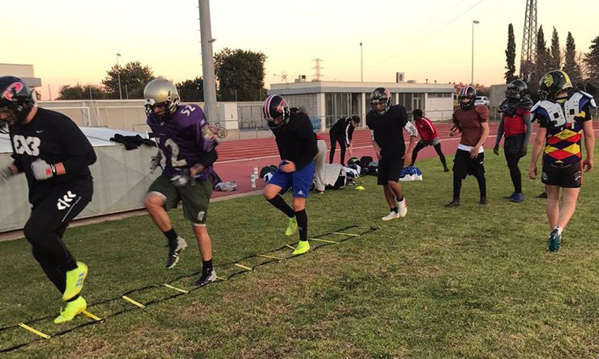 Imatge d'un dels entrenaments dels Cambrils Pirates a la pista d'atletisme