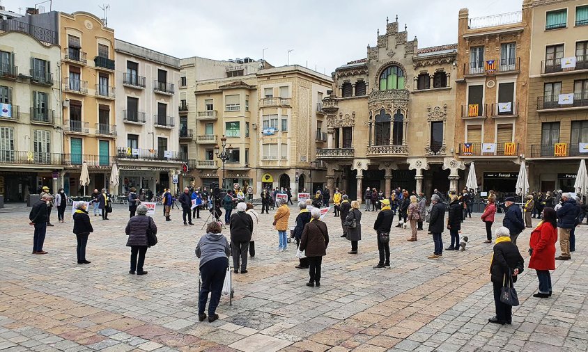 Imatge de la concentració d'ahir a la plaça del Mercadal de Reus