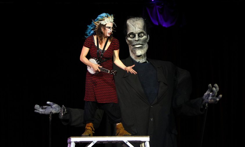Imatge de la pallassa i acròbata Alba Sarraute i el Frankenstein, en un instant del Cabaret del Trapezi, a la plaça del Mercadal de Reus, el 9 de maig del 2019