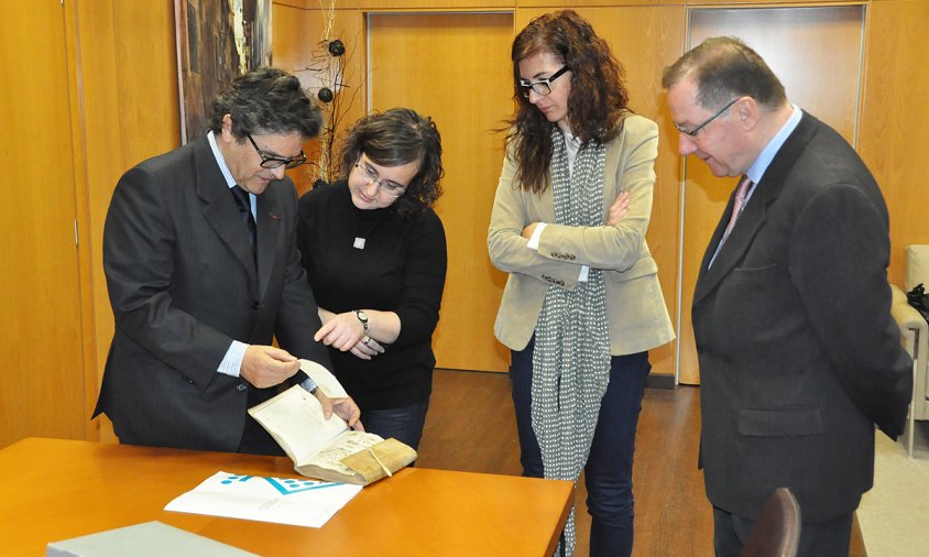 Francesc Garriga, Montserrat Flores, Mercè Dalmau i Albert Vallvé, abans de signar la cessió del document, el 8 de gener de 2014