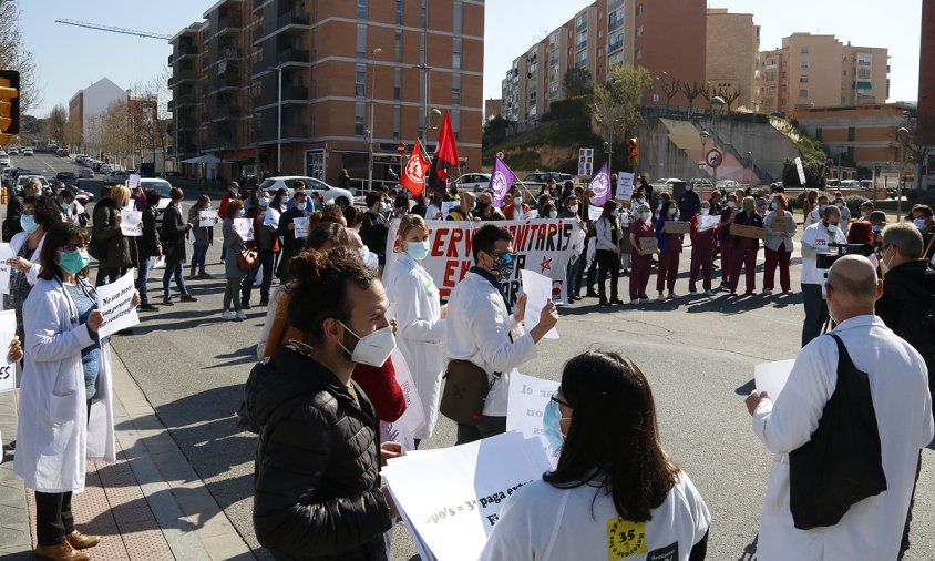 Imatge general de la mobilització d'un centenar de sanitaris, tallant el trànsit, davant l'Hospital Joan XXIII de Tarragona, amb motiu de la vaga