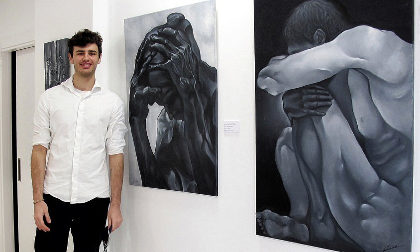 Xavi Piñol al costat d'algunes de les seves obres de l'exposició