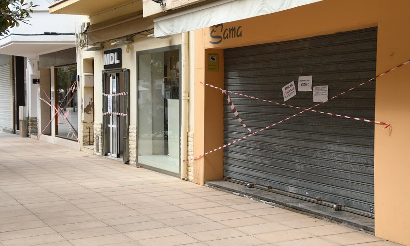 Els comerços cambrilencs van fer una acció de protesta reclamant la seva reobertura els caps de setmana, el passat dissabte