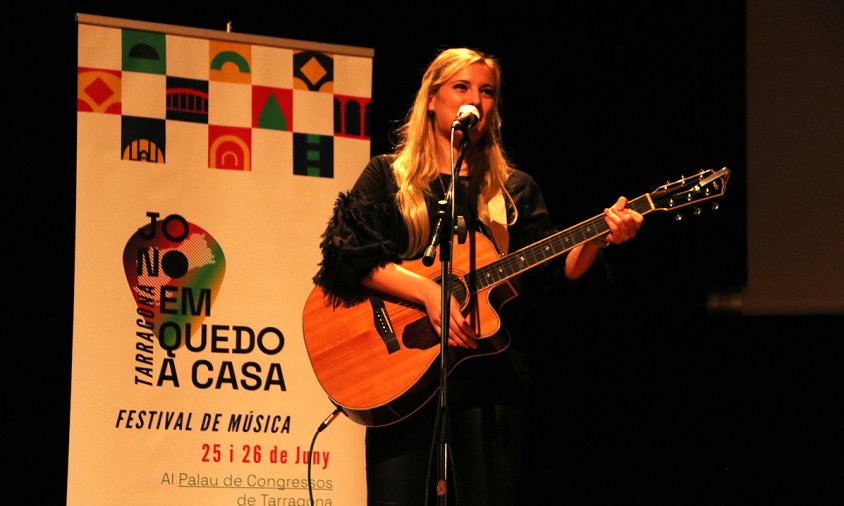 Imatge de la cantant Maria Jacobs durant la seva actuació en la presentació del festival Jo no em quedo a casa Tarragona