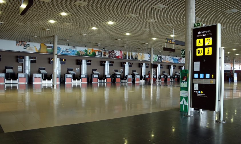 Imatge general de les instal·lacions buides de l'aeroport de Reus durant l'estat d'alarma per coronavirus, l'abril de 2020