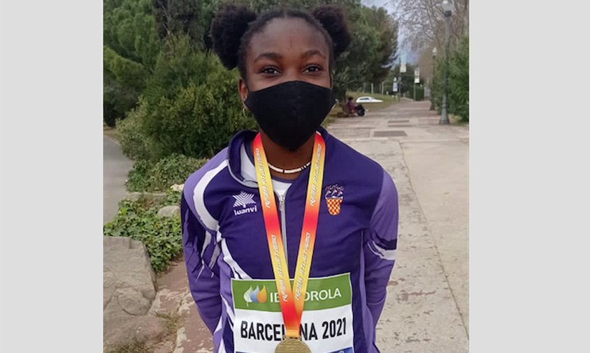L'atleta cambrilenca Laurine Marimón del Club Atletisme Tarragona amb la medalla d'or del campionat d'Espanya