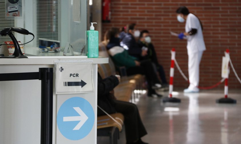 Una infermera atenent pacients al CAP de Montblanc, amb cartells indicant les proves PCR en primer terme, en ple brot de coronavirus, amb més de 100 infectats en deu dies