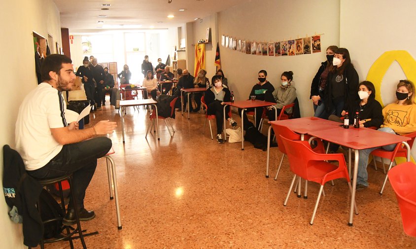 Albert Cucurull en un moment de la presentació del seu llibre "Cafè molt", ahir, al Casal Popular