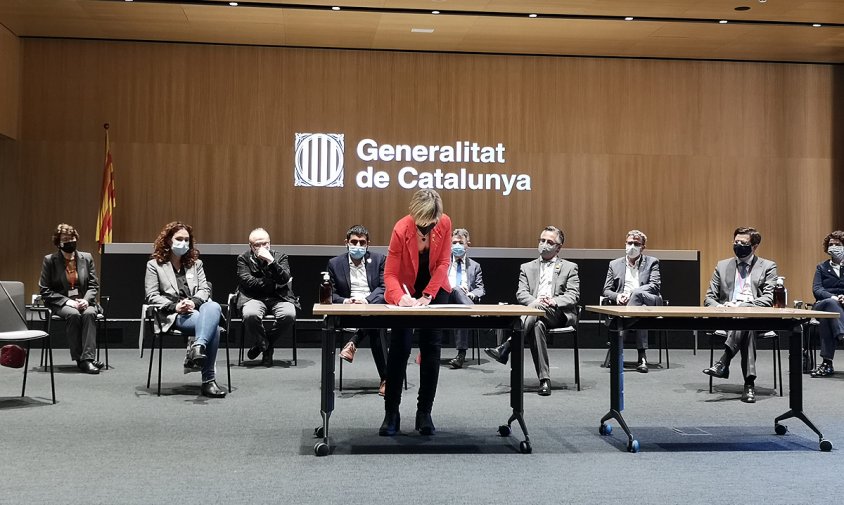 La presidenta de la Diputació de Tarragona, Noemí Llauradó, va signar el protocol d’intencions que regula el paper de la institució en la condonació del deute
