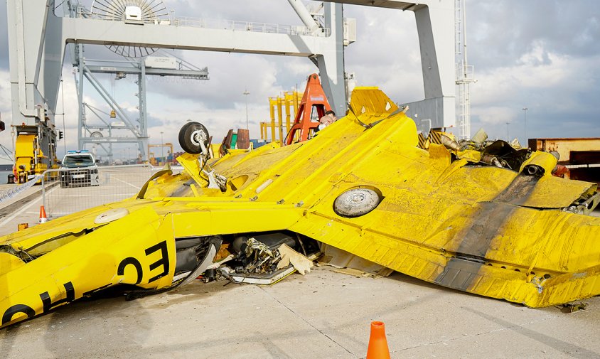 Restes de l'avioneta de l'Aeroclub de Reus sinistrada el 3 de novembre, ja al port de Tarragona un cop descarregades per Salvament Marítim, el 25 de novembre