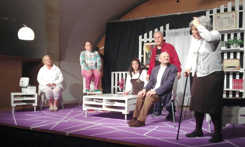 Els actors de ManiàTICS, aquest passat diumenge a la tarda, en un moment de la representació teatral a la Cripta