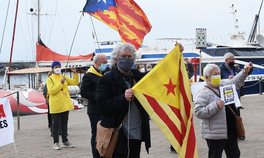 Joan Carles Massagué, en primer terme, en una de les darreres concentracions convocada pels Avis i Àvies al port per demanar l'amnistia i la independència