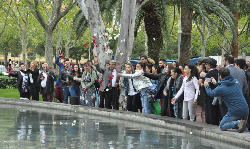 Un moment de la celebració de la "Cerimònia del riu" a la font del parc del Pescador, ahir al migdia