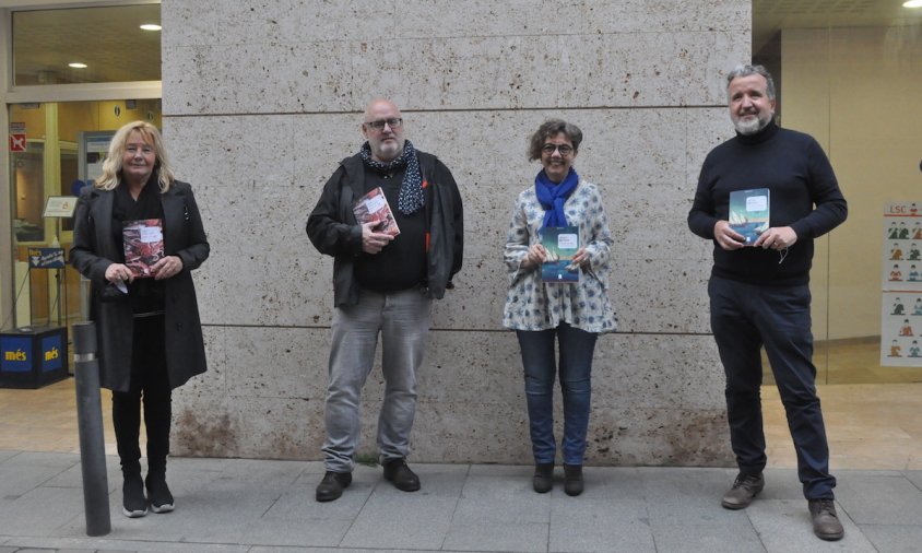 D'esquerra a dreta: la regidora de Cultura Cinta Ballesté, l'escriptor Jordi Cervera, la periodista Marga Mallol i l'escriptor Josep Masanés, ahir, a les portes de Centre Cultural
