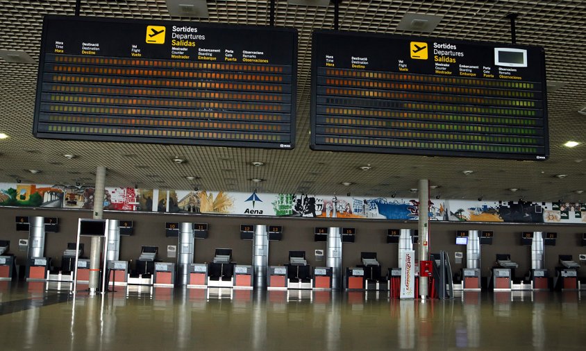 Imatge de les pantalles de l'aeroport de Reus apagades i sense cap vol anunciat durant l'estat d'alarma per coronavirus, l'abril de l'any passat