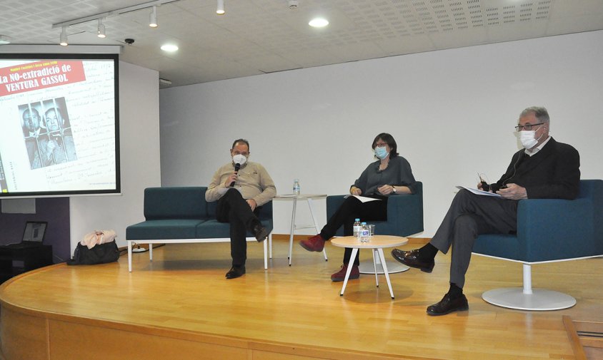 Un moment de la presentació del llibre, ahir al vespre al Centre Cultural. D'esquerra a dreta: Pedro Otiña, Rosa Anna Felip i Manuel Castellet