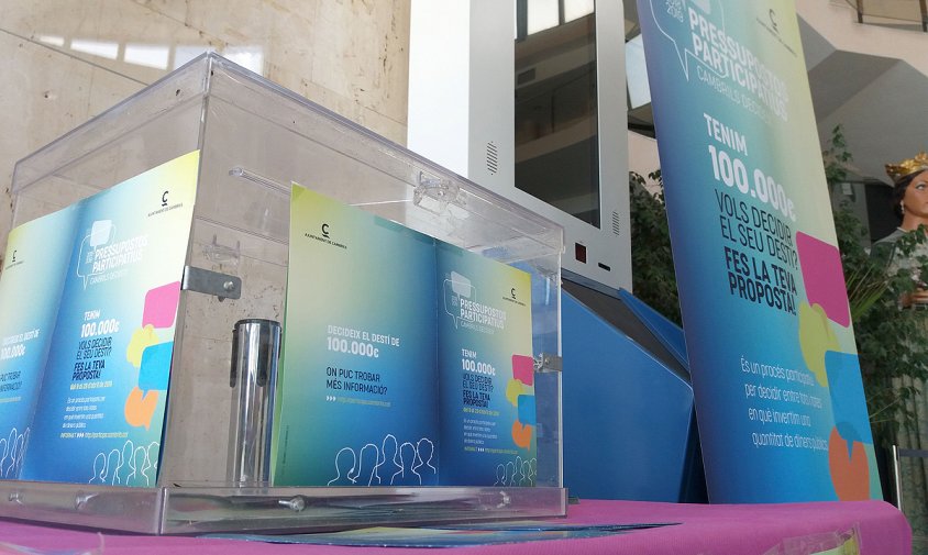 Urna ubicada a l'entrada de l'Ajuntament on es poden dipositar les butlletes amb les propostes