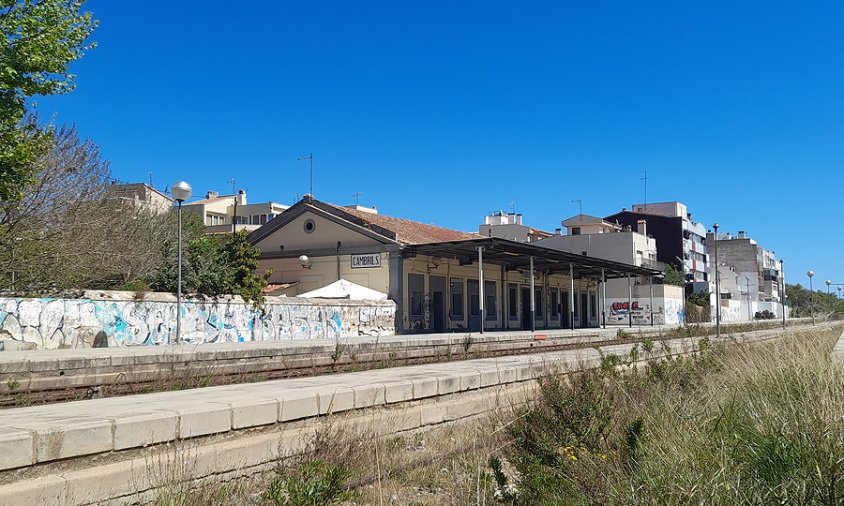 L'edifici de l'antiga estació de tren en una imatge recent