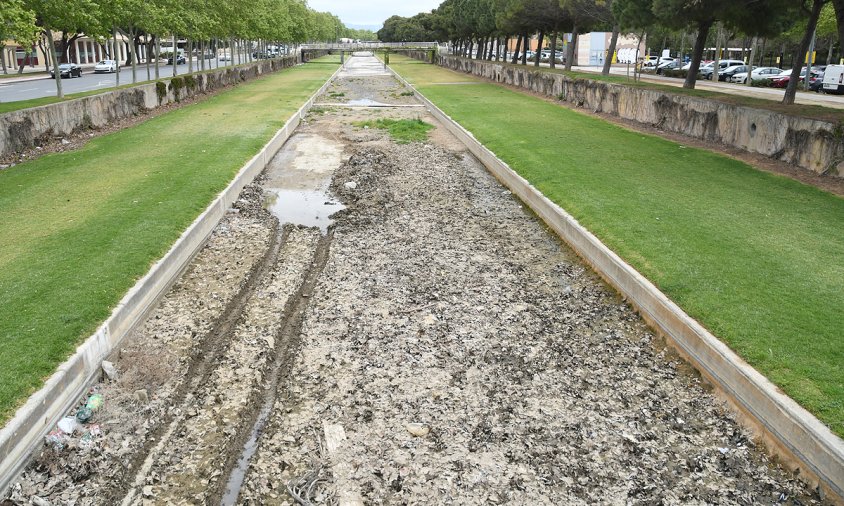 Imatge del fang i sediments acumulats al tram final de la riera d'Alforja que s'acabaran de retirar cap al mes de juny