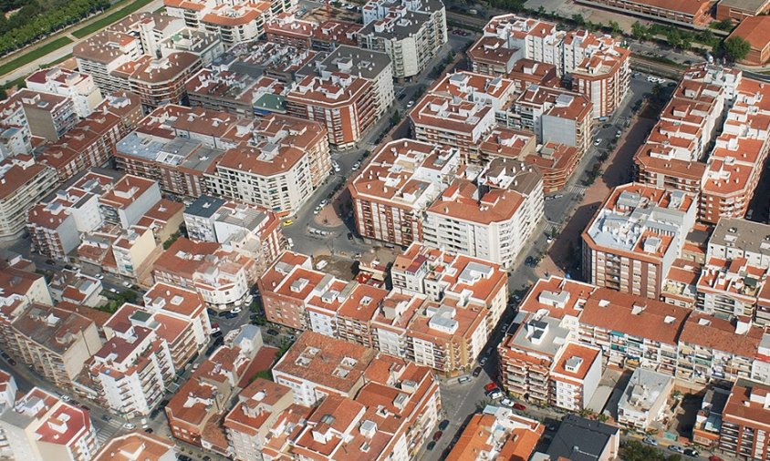Vista aèria d'una zona de blocs de pisos a l'Eixample Platja