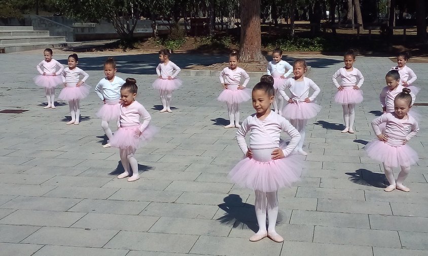 Imatge d'alumnes de dansa que van participar a la coreografia